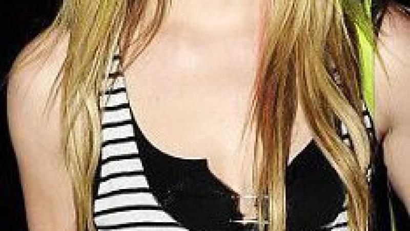 Avril Lavigne, in continuare prinsa in mrejele adolescentei