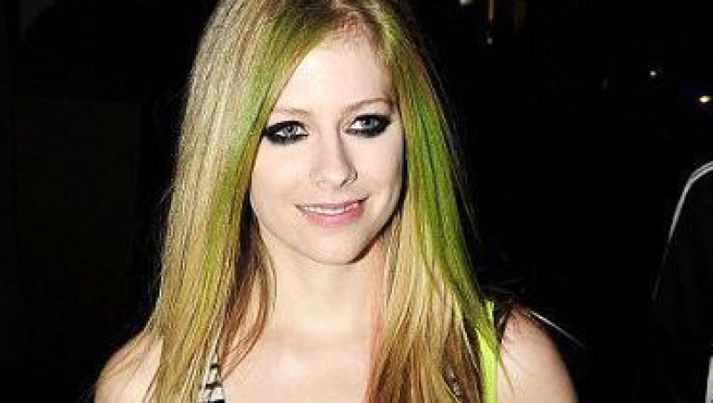 Avril Lavigne, in continuare prinsa in mrejele adolescentei