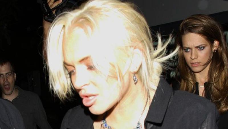 FOTO! Lindsay Lohan, beata crita la iesirea din arest