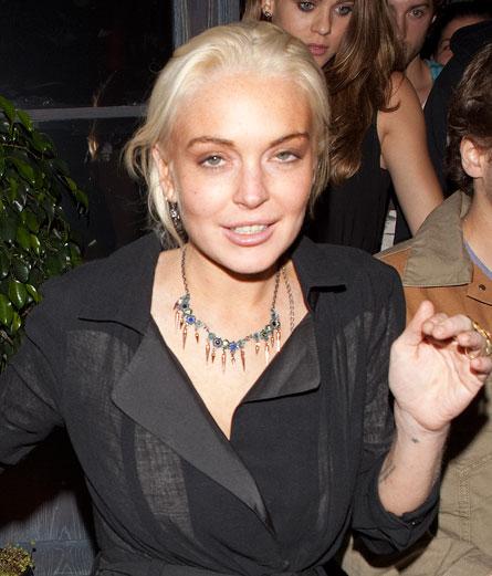 FOTO! Lindsay Lohan, beata crita la iesirea din arest