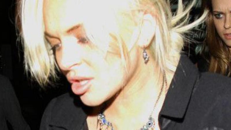 FOTO! Lindsay Lohan, beata crita la iesirea din arest