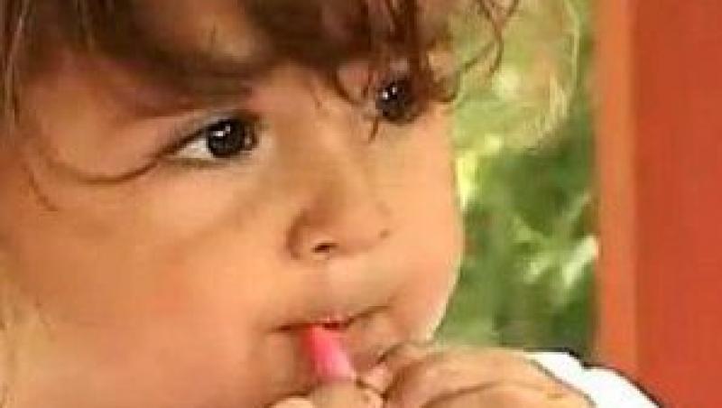 VIDEO! Uite cum se machiaza la doi ani fiica Rose Mariei Florescu!