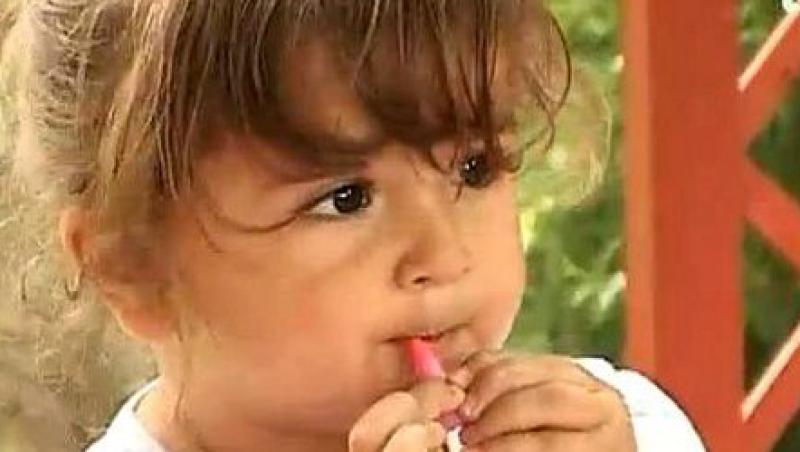 VIDEO! Uite cum se machiaza la doi ani fiica Rose Mariei Florescu!