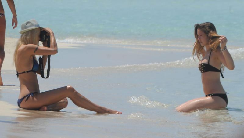 FOTO! Michelle Hunziker cu fiica la plaja. Care e mai frumoasa?