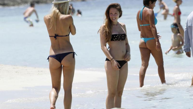 FOTO! Michelle Hunziker cu fiica la plaja. Care e mai frumoasa?