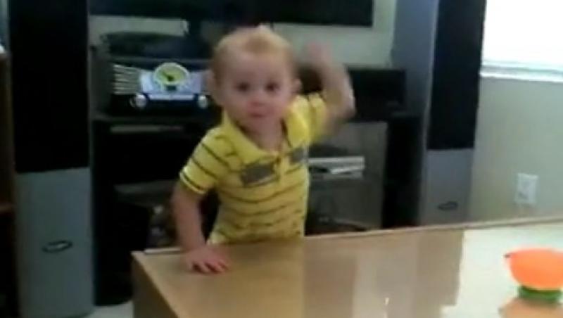 VIDEO! Vezi cum danseaza cel mai rocker bebelus din lume!