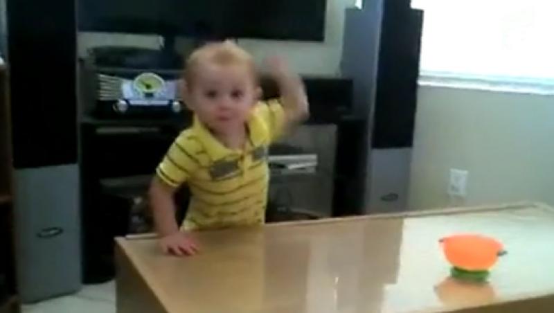 VIDEO! Vezi cum danseaza cel mai rocker bebelus din lume!