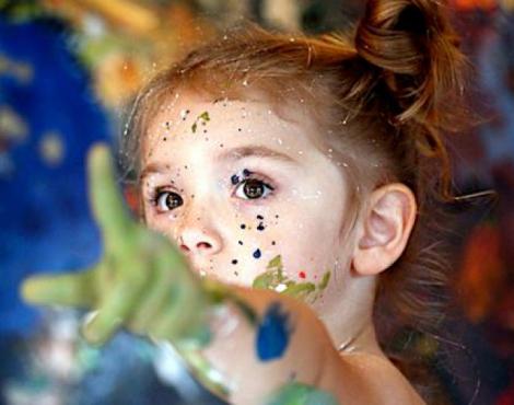 New York: La doar patru ani, o fetita are propria expozitie de pictura