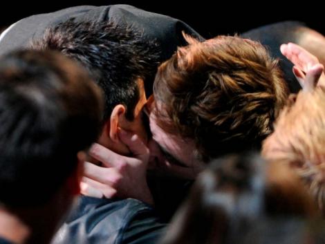 VIDEO! Taylor Lautner, sarutat cu foc de Robert Pattison la MTV Music Awards 2011