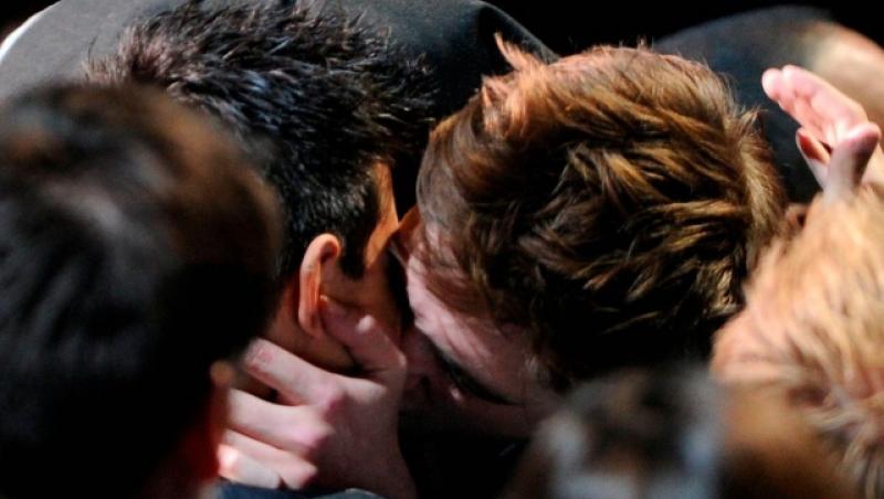 VIDEO! Taylor Lautner, sarutat cu foc de Robert Pattison la MTV Music Awards 2011