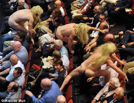 Teatru "fierbinte": Zece barbati dezbracati au alergat printre spectatori