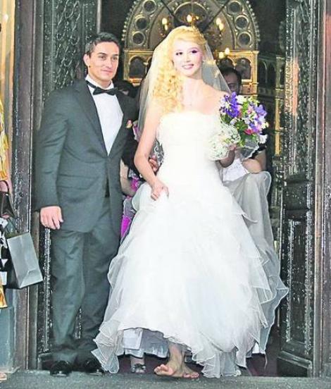 Mireasa lui Marian Dragulescu - desculta la nunta