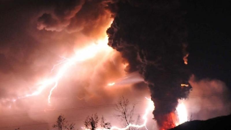 IMAGINI SPECTACULOASE! Fulgere in norul imens de cenusa al vulcanului din Chile!