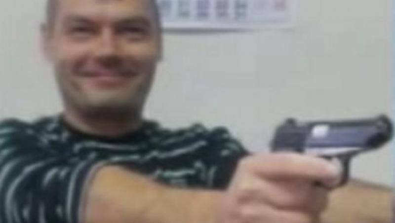 Distractie cu arma din dotare: Un politist a postat pe internet poze in care apare cu doua pistoale