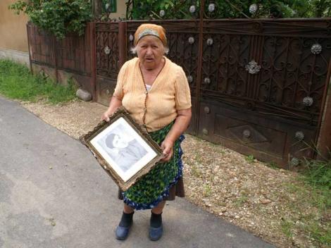 Mama barbatului care si-a dat foc la Cotroceni:"Ei traiesc in vile, noi murim de foame!"