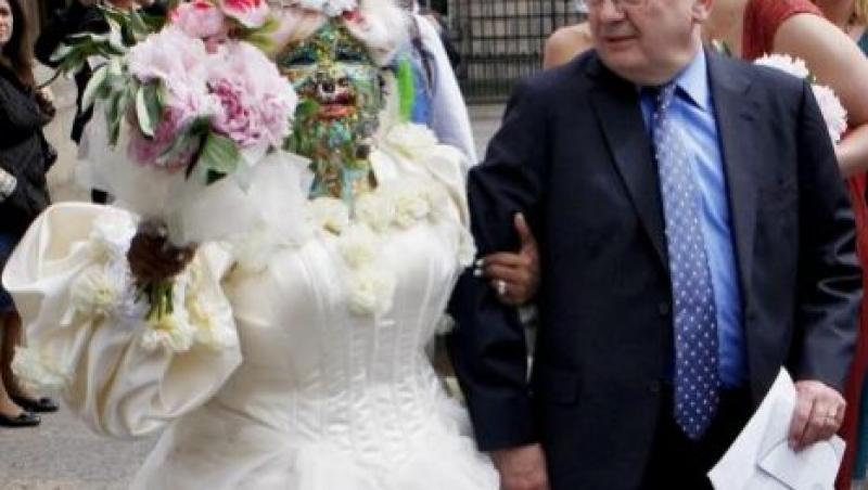 FOTO! Femeia cu 3 kilograme de piercinguri pe fata s-a maritat!