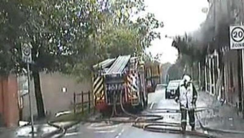 VIDEO! Un pompier englez, la o secunda sa fie strivit de un zid