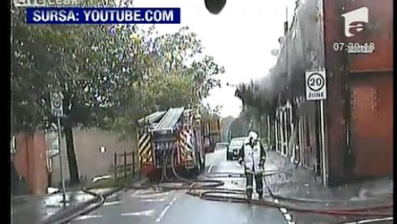 VIDEO! Un pompier englez, la o secunda sa fie strivit de un zid