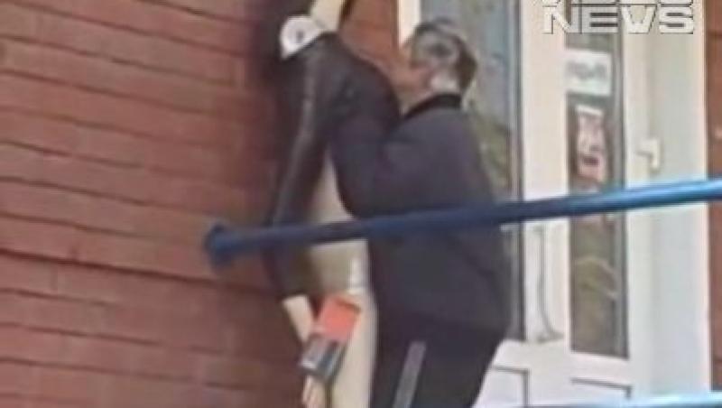VIDEO! Un rus beat a facut sex cu un manechin de plastic, in strada!