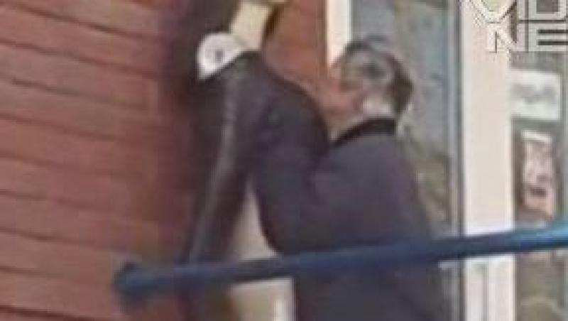 VIDEO! Un rus beat a facut sex cu un manechin de plastic, in strada!