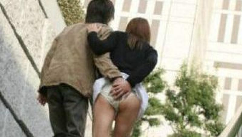 FOTO! Cupluri cu un comportament indecent in public