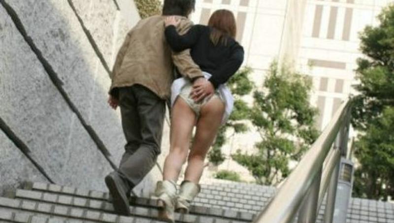 FOTO! Cupluri cu un comportament indecent in public