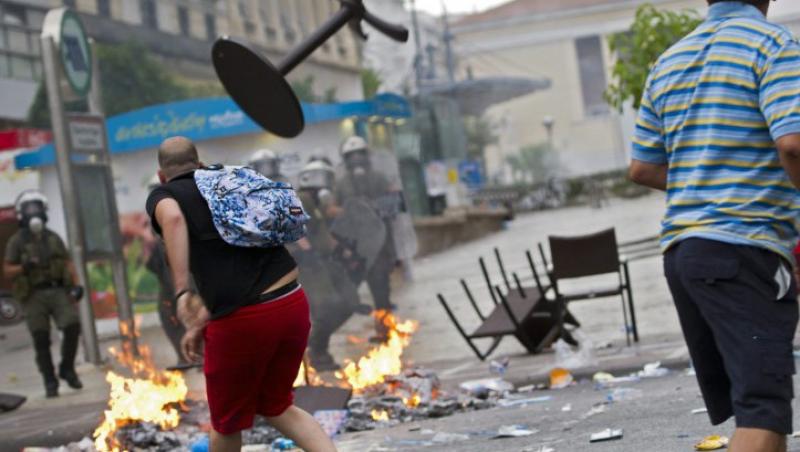 Grecii nu renunta la protest: Mii de oameni cer eliberarea de sub jugul FMI