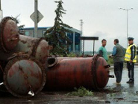 Pericol chimic in nordul Bulgariei: Un autotren cu substante chimice periculoase s-a rasturnat