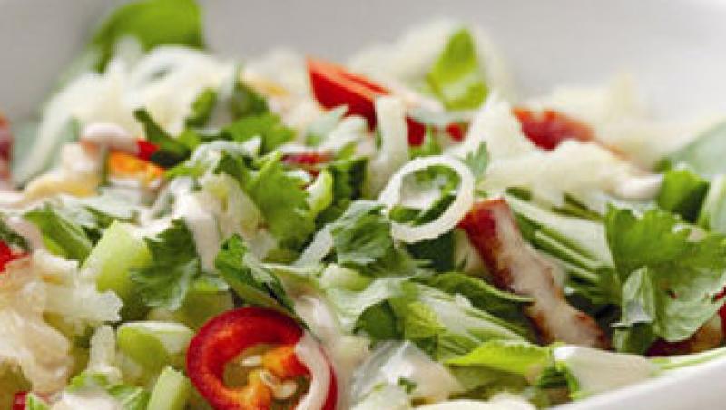 Reteta: salata orientala cu somon afumat