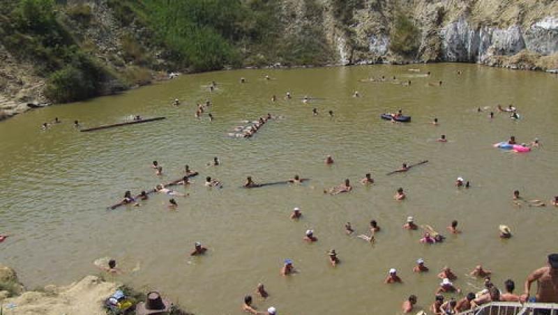 VIDEO! Apa lacului Brancoveanu din Ocna Sbiului are 70 de grade Celsius