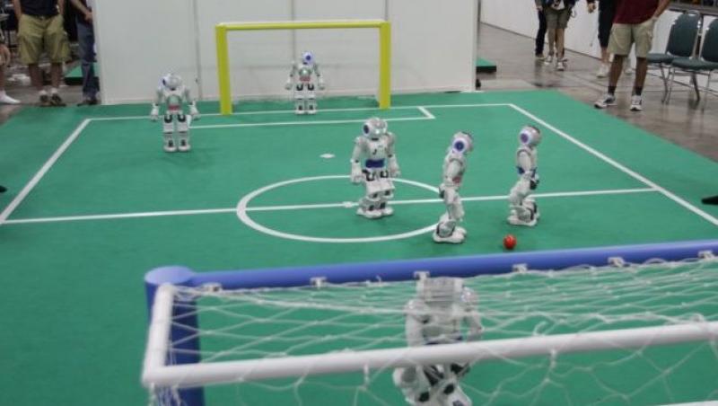 VIDEO! Fotbal intre roboti, la RoboCup 2011
