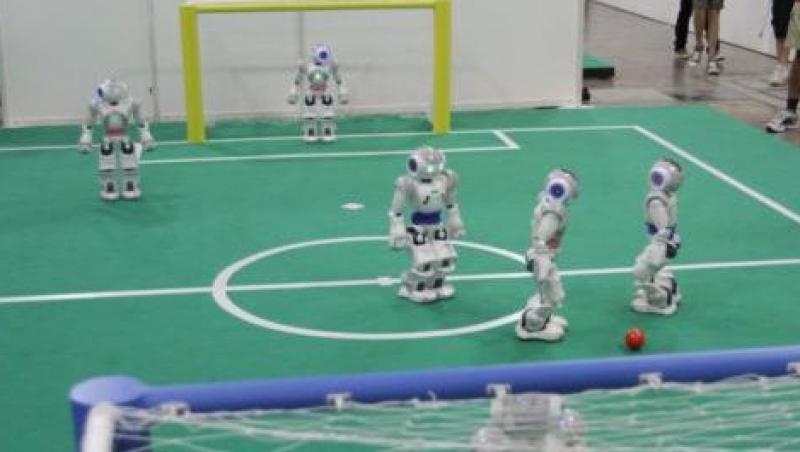 VIDEO! Fotbal intre roboti, la RoboCup 2011