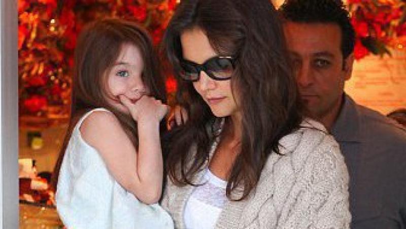 Suri Cruise nu vrea sa poarte geaca atunci cand e frig