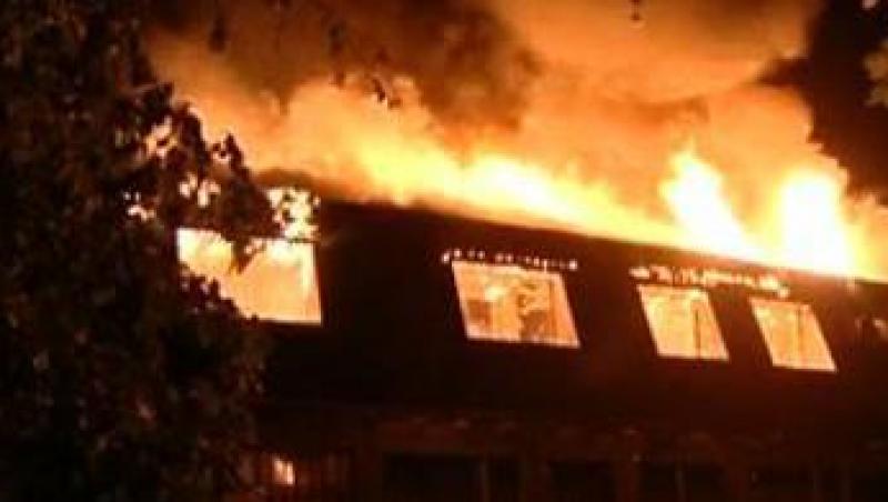 VIDEO! Incendiu devastator langa Spitalul Elias. Cativa oameni ai strazii au dat foc unui imobil