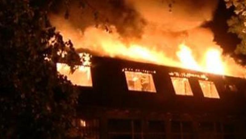 VIDEO! Incendiu devastator langa Spitalul Elias. Cativa oameni ai strazii au dat foc unui imobil