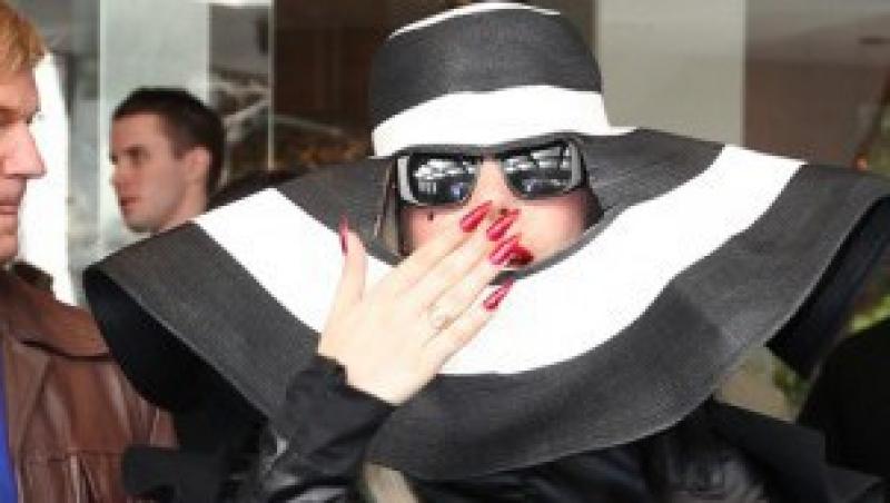 FOTO! Lady Gaga socheaza, din nou, prin tinuta