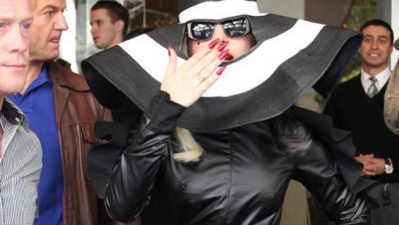 FOTO! Lady Gaga socheaza, din nou, prin tinuta