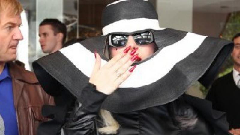 FOTO! Lady Gaga socheaza, din nou, prin tinuta