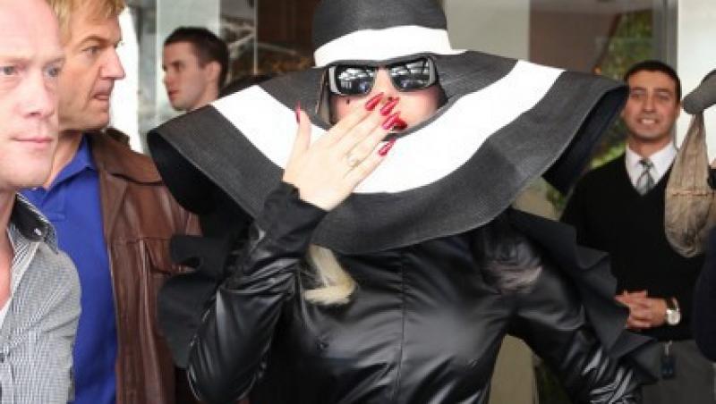 FOTO! Lady Gaga socheaza, din nou, prin tinuta