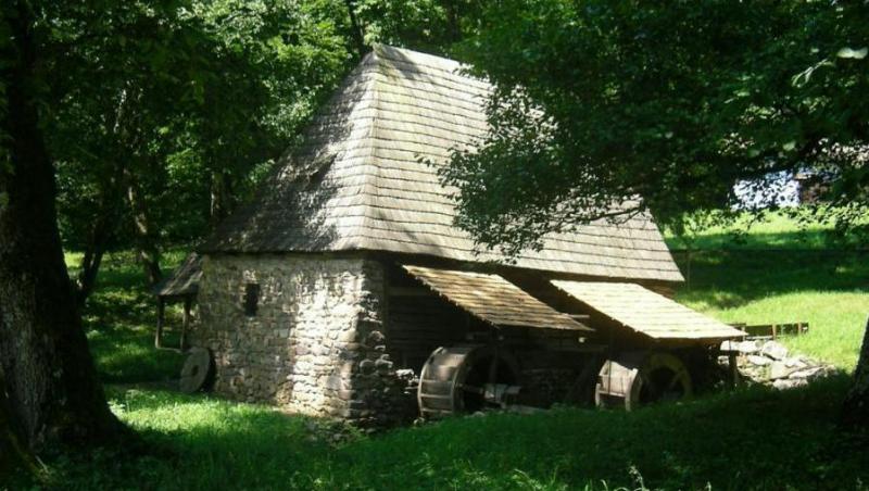 Targ de case traditionale in Dumbrava Sibiului