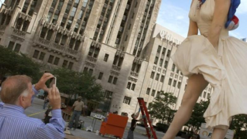 VIDEO! Statuie uriasa Marylin Monroe - instalata in Chicago