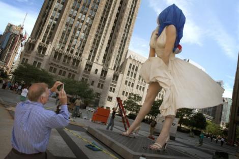 VIDEO! Statuie uriasa Marylin Monroe - instalata in Chicago