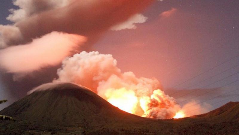Indonezia: Eruptie masiva a vulcanului Lokon - 4.400 de persoane, evacuate