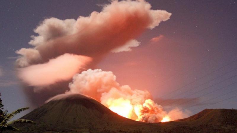 Indonezia: Eruptie masiva a vulcanului Lokon - 4.400 de persoane, evacuate