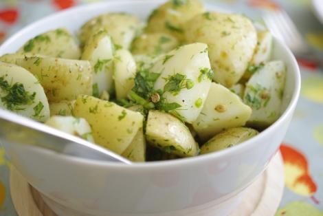 Reteta de post a zilei: Salata calda de cartofi cu ierburi