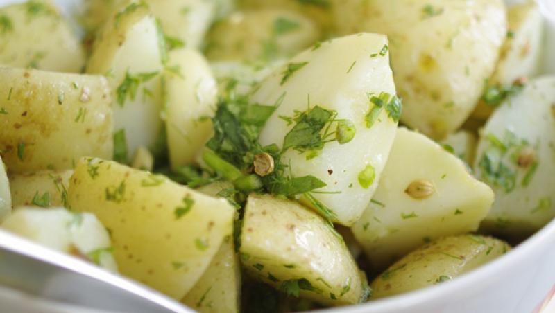 Reteta de post a zilei: Salata calda de cartofi cu ierburi