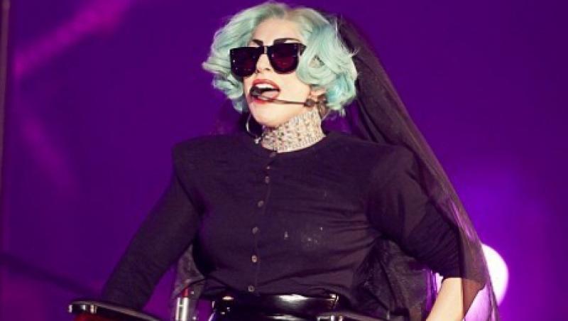 FOTO! Lady Gaga, in scaun cu rotile