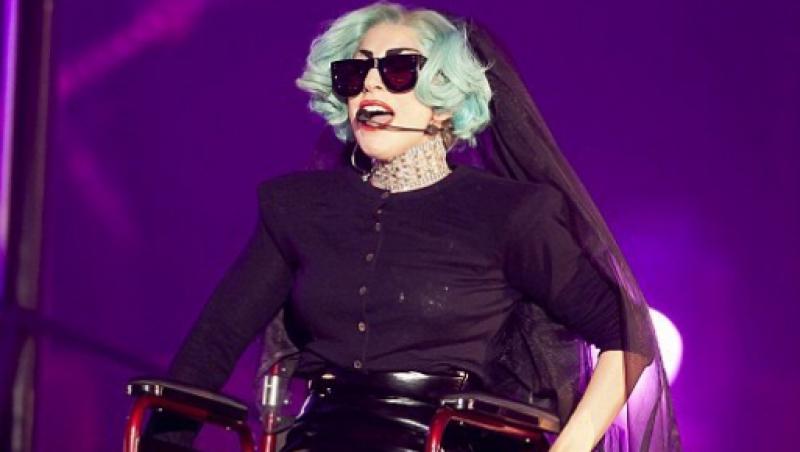 FOTO! Lady Gaga, in scaun cu rotile