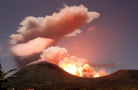 Eruptia vulcanului Lokon: Norul de cenusa, la 3.500 metri altitudine