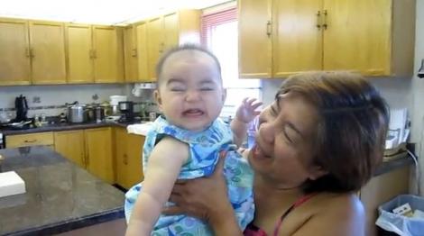 VIDEO! Vezi cum zambeste un bebelus la comanda!